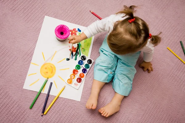 Niña realizando una actividad creativa en KIDDY'S